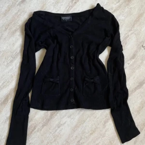 Ribbad kofta  - Jätte snygg kofta med rosetter! Obs har ett hål i ärmen 💞