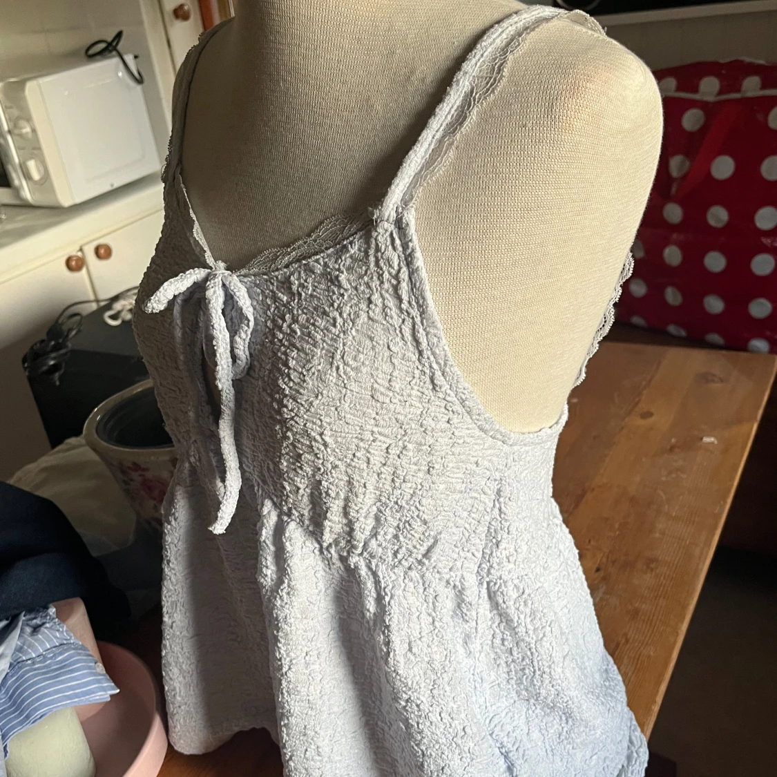 Ljusblå linnetopp med spets och knyt - 1