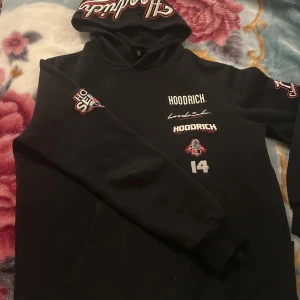 Svart  Hoodrich - Säljer en svart hoodrich dress från JD. Inga skador använd bara tre gånger. Äkta💯. 