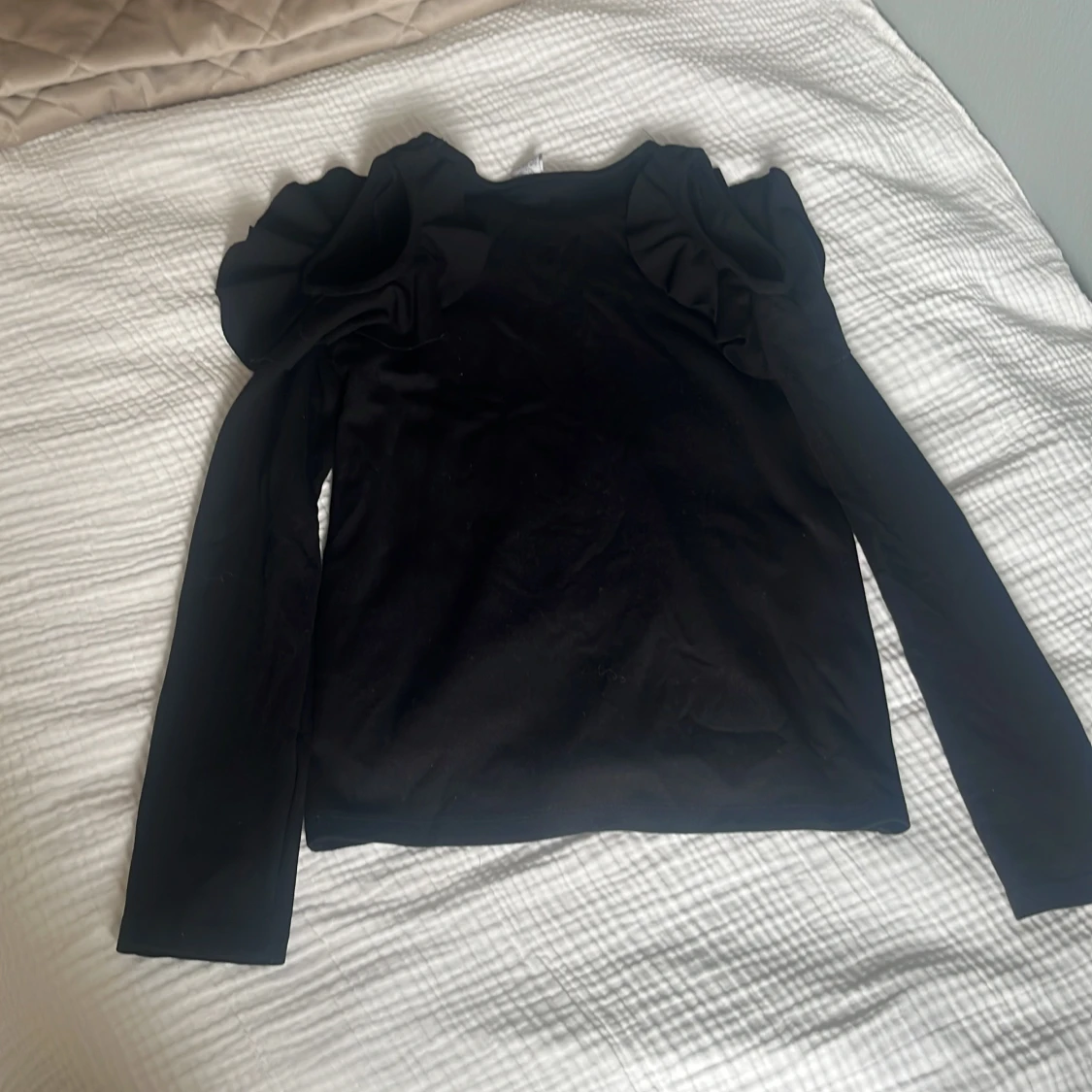 Svart långärmad topp med volang Lindex - 1