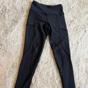 Maya delorez tights💞 - Säljer ett par fina maya dolorez byxor i fint sikick i storlek 4XS. Använt fåtal gånger och har inga skador! 💞