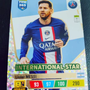 Football psg cards - Messi 160, mpape 79, neymar 89, hakimi 49. Om du köper flera kort så får du rabbat. Alla för 249