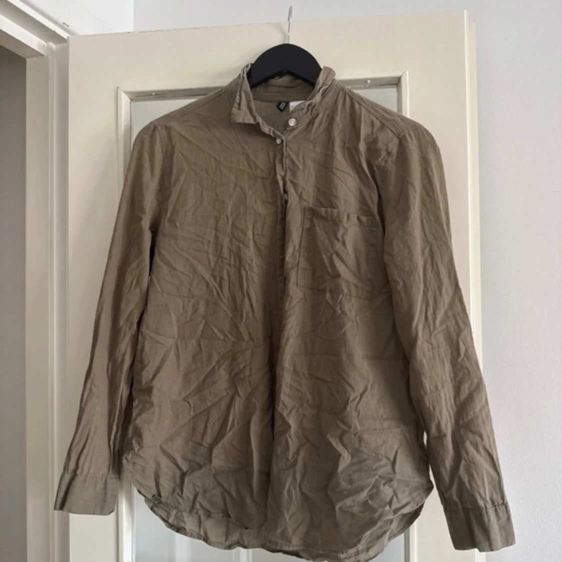 Beige henley-skjorta