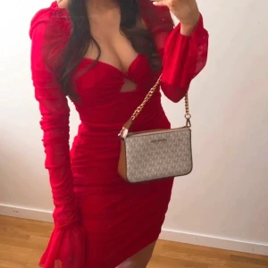 Röd klänning  - Snygg kort röd klänning i XS. Använd en gång. Bra skick. Säljer pga kommer ej till användning mer för mig. ( broschen har jag själv lagt och följer inte med)