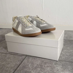 Maison Margiela vita gats  - Maison Margiela vita gats – riktigt feta skor som passar perfekt för både sommaren och hösten.Bara att höra av er om ni har några frågor eller vill ha fler bilder!
