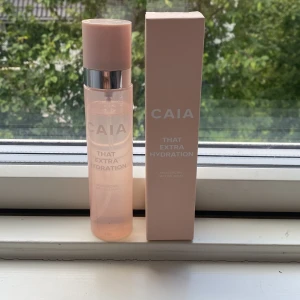 CAIA That Extra Hydration setting spray - Återfuktande setting spray från CAIA i en stilren, ljusrosa plastflaska med silvriga detaljer. Sprayen ger extra fukt och hjälper sminket att smälta ihop för en fräsch finish. Kommer i originalförpackning, 100 ml.