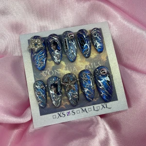Sanity (S);Medium Almond - Set k-pop (Ateez- San) press-on naglar i svart/blått silver + cateye och silver med glitter, swirlmönster och 3D-dekorationer som stjärnor, silver pärlor och 3D nailart. Dekorerade med Ateez logo+ medlemen San. Naglarna har en futuristisk vibe och coola detaljer som ger en unik look. I storlek S: 15 mm, 11,5 mm, 12 mm, 11 mm, 9 mm  