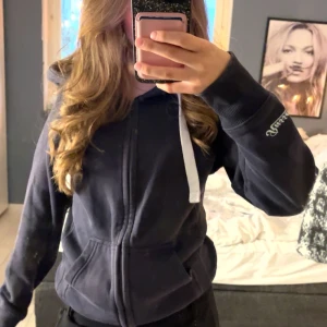 Russemerch hoodie - Mörkblå russemerch hoodie! Nypris är 750💖