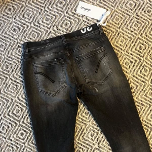 DONDUP GEORGE JEANS - Tjena! Säljer nu ett par tvär feta Dondup jeans! | Skick 10/10 nytt! | Midja: 39.5cm | Längd: 104cm | Nypris ca 3500kr | Mitt pris 999kr | Kom gärna pm vid frågor eller funderingar | Postas eller möts upp i Gävle!