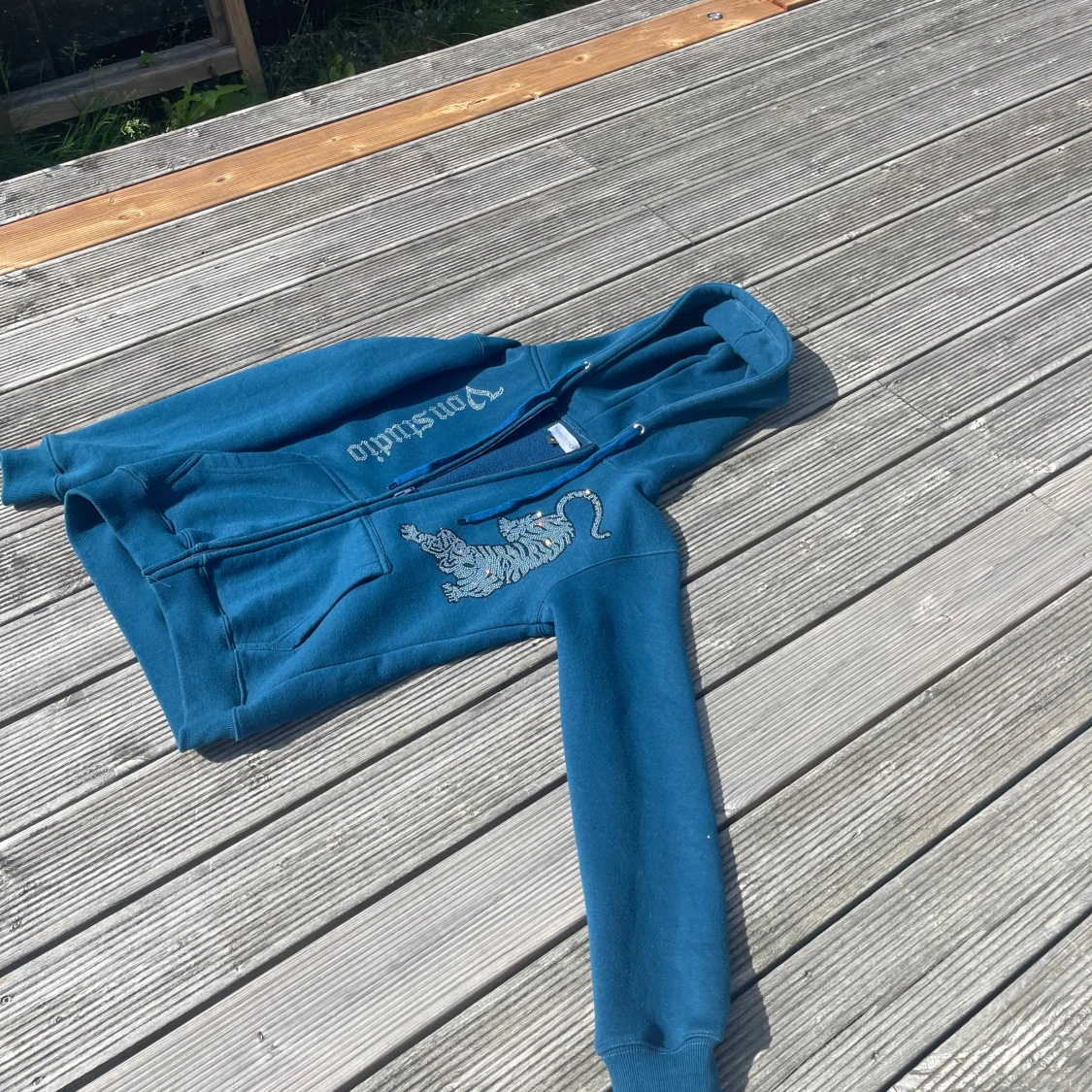 Blå hoodie med strasstiger från Vonstudio - 3