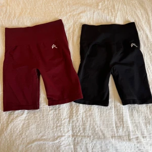 Träningsshorts i vinrött och svart - Två par seamless träningsshorts i vinrött och svart från Oner Active. Säljer då jag har samma shorts i jättemånga färger. Säljer ett par för 125 kr eller båda för 190 kr.❣️💕