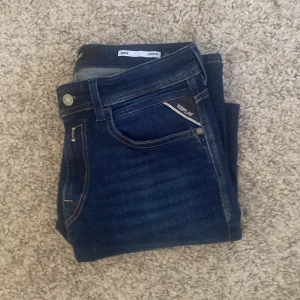 Mörkblå Replay Dave jeans straight fit - Snygga blå replay jeans med en outwashed look. Nyskick, säljer för att dem är för stora för mig. Storlek w28L32