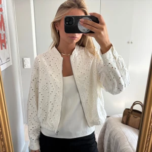 Vårjacka - Barnstorlek 164 men passar mig perfekt som är storlek 34. Oanvänd!💞💞