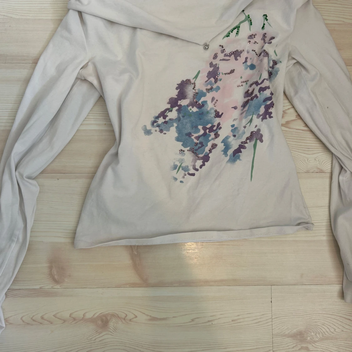Vit långärmad topp med blommor