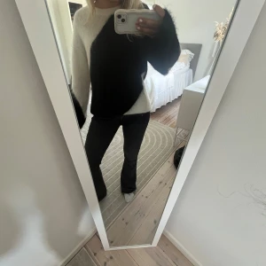 Svartvit stickad tröja  - Säljer nu min stickade tröja från &other stories då den ej kommer till användning längre. Skriv för fler bilder!