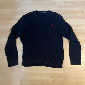 Mörkblå stickad tröja Polo Ralph Lauren - Använd någon gång, priset kan diskuteras. Sjukt fint skick. Äkta såklart.