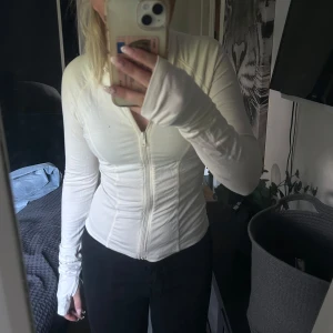 Gina tricot zip tröja  - En vit zip tröja från Gina🤍 Nypris 360kr Storlek M men upplever den som mindre 