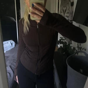 Brun tunn zip tröja från Gina Tricot - Brun zip tröja från Gina Tricot. Nypris 360kr. Storlek L men upplever den mindre 