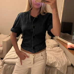 Jeans blus - Jeans blus med knappar. Inga defekter. Nypris 800kr, sitter som S