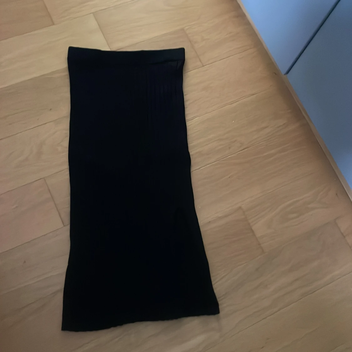 Svart plisserad långkjol från Monki