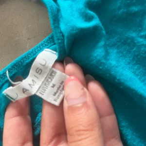 Turkos linnetopp från Amisu - Säljer en turkos linnetopp från Amisu i storlek M. Toppen har smala axelband och är tillverkad i mjuk bomull🌸🌸