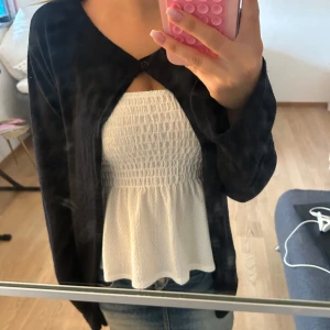 Svart lång cardigan  - Supersöt svart och lång cardigan med en knapp där uppe från designbysi 💘 Säljer pga att den inte kommit till användning 