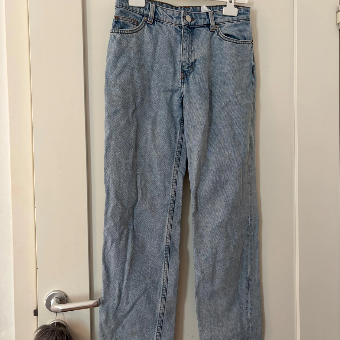 Ljusblå raka jeans från Monki