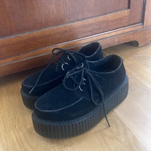Creepers - Ett par creeper shoes, ser ut att vara från demonia (logga innuti). Köptes begagnat, Säljer då dem felannonserades som strl 40. Dessa passar strl 38. 