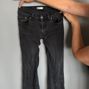 Svarta bootcut jeans från g perfect - Svarta jeans från g perfect jeans i storlek 36. Klassisk femficksmodell med bootcut-ben och normal passform. Jeansen är tillverkade i ett mjukt denimtyg och har knapp- och dragkedjestängning framtill.