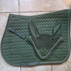 Fint grönt sett till häst, storlek FULL - Använt vid tävlingar. Tvättas innan paketering. Köps tillsammans.