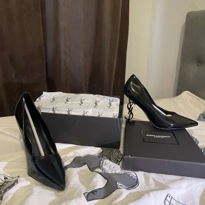 Saint Laurent klackar  - Säljer dessa splitternya klackar. Storlek 41 men passar storlek 40. Kommer med kartong. Skickas samma eller nästa dag! Ställ gärna frågor om ni undrar över något. Pris kan diskuteras 