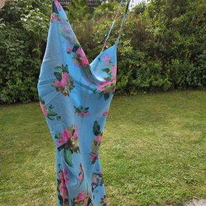 Adoore klänning - Helt ny Adoore- klänning i blått och rosa. Storlek 36. Lappar kvar. 300kr