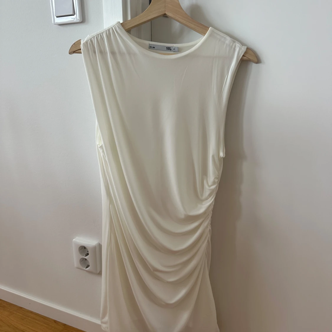 Vit omlottklänning med drapering