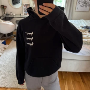 Svart Nike hoodie med drip-logga - Svart hoodie med nike märke på. Köpt second hand och använd endast ett fåtal gånger😊