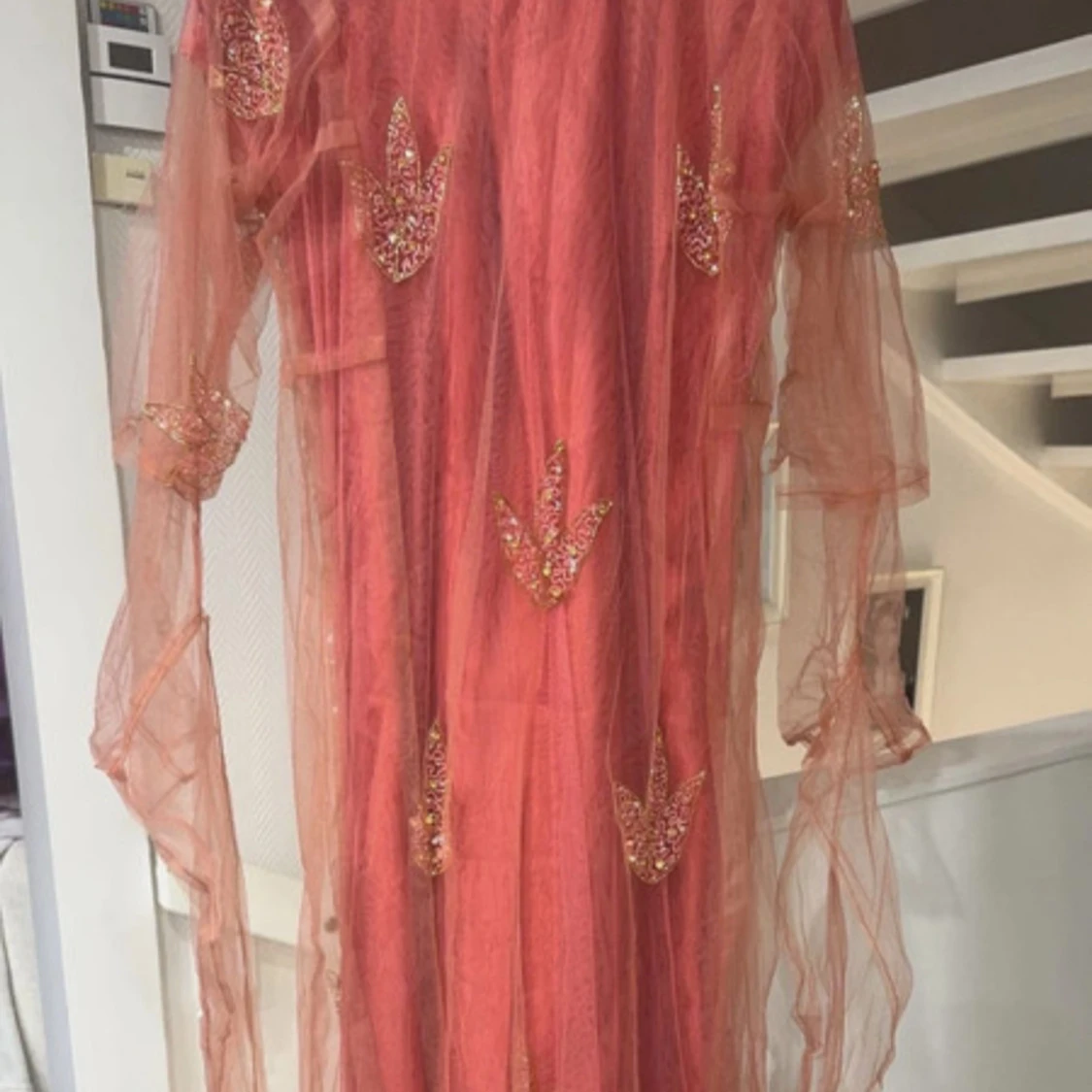 Glittrig rosa kurdisk klänning med guldiga detaljer - 1