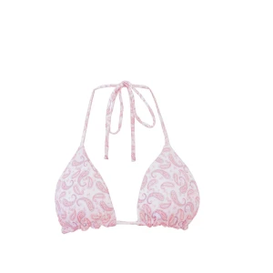 Bikini - Supersöt bikini i ljusrosa med paisleymönster från Meet Me There. Triangeltopp med knyt i nacken och baktill, samt matchande bikinitrosa med knyt i sidorna. Perfekt för stranden eller poolen, och riktigt trendig med sitt unika mönster. Oanvänd.