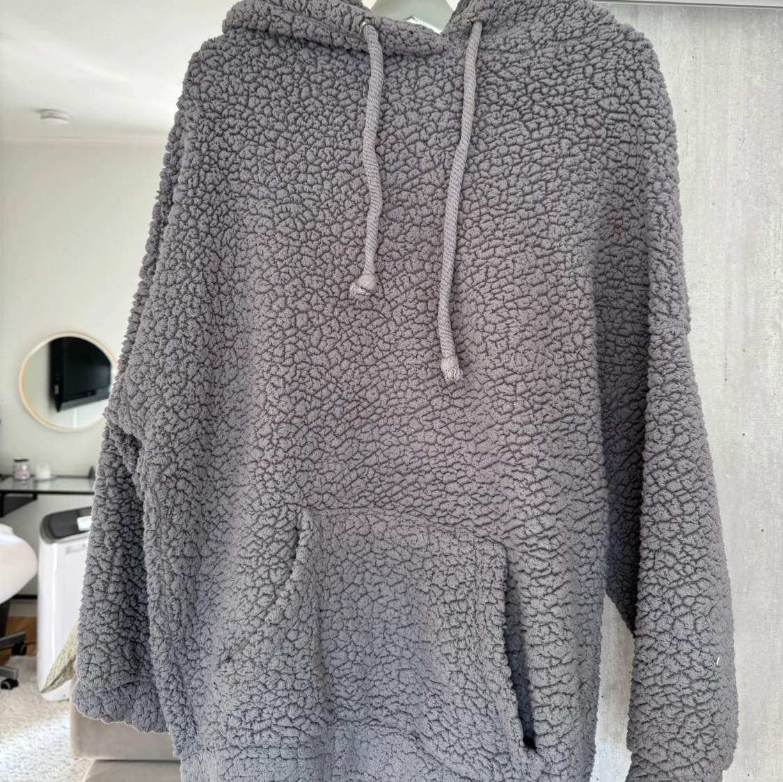 Grå teddy hoodie med huva - 1