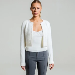 Vit fluffig cardigan  - Supermjuk och fluffig vit cardigan jacka från Alessa. Aldrig använd och säljs för 800kr + frakt på hemsidan💕