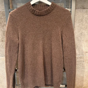 Brun stickad tröja från East West - Skön stickad tröja från eastwest i lammull. Storlek S och passar S. Hör av dig vid minsta fundering! 