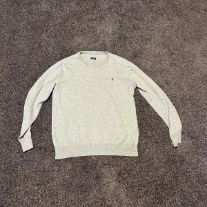 Polo sweetshirt  - Säljer då denna polo sweetshirt för den har blivit för liten. Storlek S, 10/10 skick inga anmälningar på användning. Kan gå ner i pris