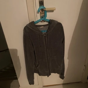 Grå hoodie med dragkedja XS - Mysig grå hoodie från Cubus  i storlek XS. Tröjan har huva, dragkedja framtill och två fickor. 
