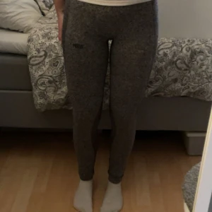 Gråa leggings från MyProtein - Snygga gråmelerade leggings från MyProtein med bred resår i midjan och logga framtill. De är tighta och supersköna, perfekta för gymmet eller löpning.💕