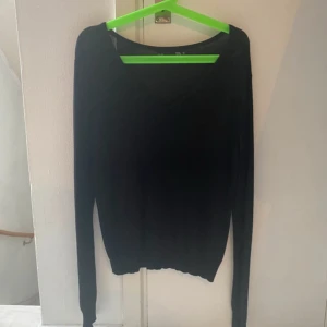 Svart v-ringad tröja från 157 - Svart v-ringad tröja från 157 i storlek M. Tröjan har lång ärm och är i ett mjukt, stickat material som känns skönt mot huden. 