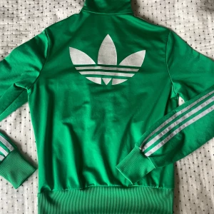 Vintage Adidas zip-up  - Vintage adidas’s Zip-up i jätte fin kvalitet använd några få gånger! 