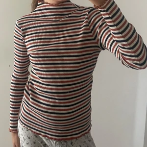 Randig tröja  - En randig snygg från märket soaked in luxury. 