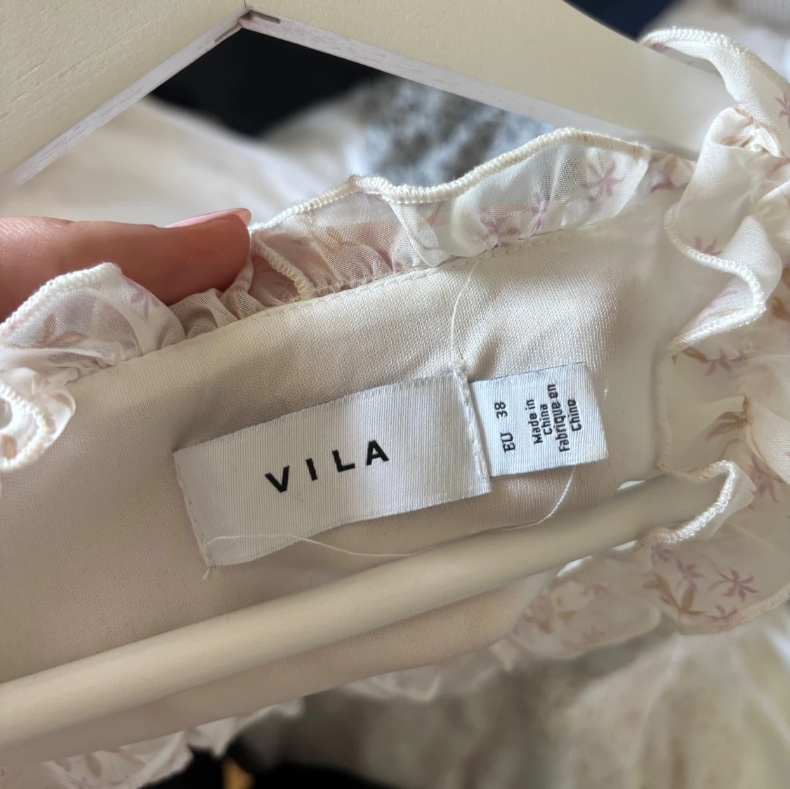 Vit blommig omlottklänning från Vila - 2