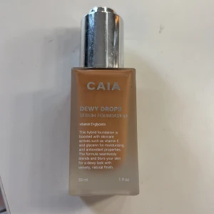 CAIA Dewy Drops Serum Foundation 30W - CAIA Dewy Drops Serum Foundation i nyansen 30W. Oklart hur mycket som är kvar, sparsamt använd 