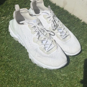 Nike React Vision  - Säljer mina Nike React skor då jag ej tycker dem passar mig. De är använda endast två gånger tidigare. Priset kn diskuteras vid snabb handel 