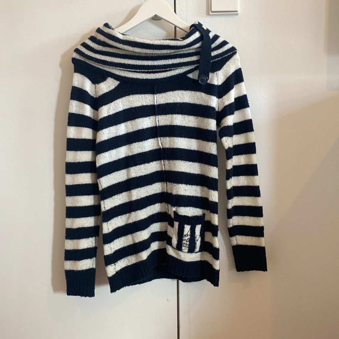 Randig stickad tröja med knappdetalj