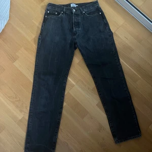 Svarta jeans från 157, rak modell - Säljer ett par svarta jeans från 157 i rak modell. Minimala defekter, i princip nyskick. Nypris ca 350kr, mitt pris 75kr
